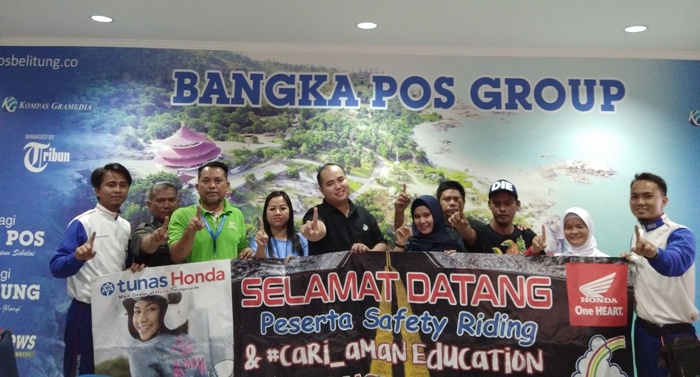 tim-safety-riding-honda-berfoto-bersama-pemimpin-redaksi-bangka-pos_20180418_140529.jpg