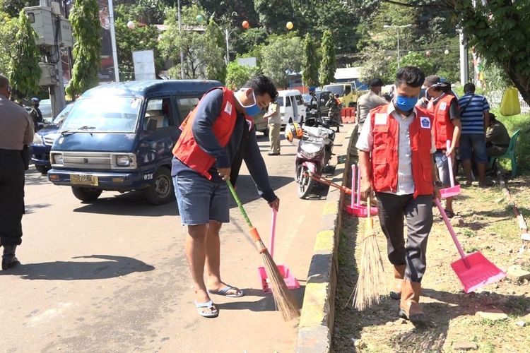 warga-dihukum-menyapu-jalan-karena-tak-kenakan-masker.jpg