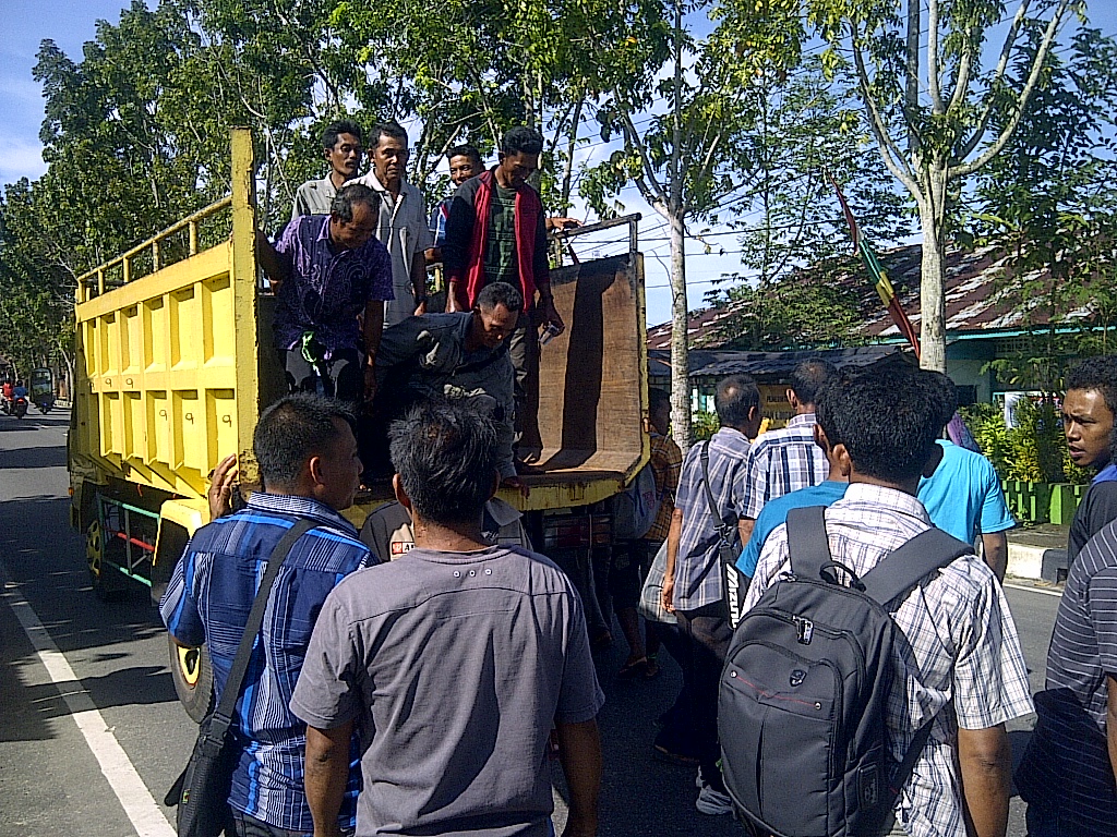 Puluhan Warga Desa Kembiri Datangi Kantor BLHD Belitung