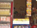 Sales Rokok Tanpa Cukai Datangi Toko Malam-malam