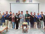 17022025-tumpeng-untuk-PWI-Bangka-Barat-dari-PT-Timah.jpg
