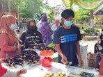 20210423-beberapa-pengunjung-saat-membeli-produk-pertanian-di-pasar-murah-jumat-2342021.jpg