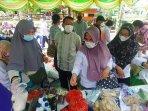 20210423-bupati-burhanudin-belakang-saat-meninjau-pasar-murah-jumat-2342021.jpg