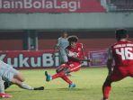 20210423-pemain-persija-braif-fatari-cetak-gol.jpg