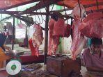 20210505-seorang-pedagang-daging-di-pasar-lipat-kadjang-manggar-menunggu-pembeli.jpg