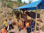 20210628-timsar-gabungan-saat-bersiap-melakukan-proses-penurunan-anggota-sar-kedalam-lubang-tambang.jpg