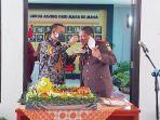 20210722-bupati-burhanudin-saat-menyuapkan-nasi-tumpeng-ke-kajari-beltim.jpg