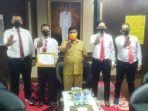 20210906-bupati-belitung-sahani-saleh-bersama-kasatres-narkoba-polres-belitung-akp-naek-hutahayan.jpg