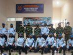 20211101-danlanud-ash-letkol-nav-rudy-hartono-berfoto-bersama-para-personil-pomau.jpg