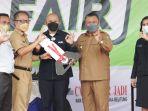 20211102-wabup-khairil-saat-memantau-job-fair-belitung-timur-2021-di-smkn-1-manggar.jpg