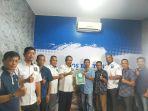 20211207-pansus-dprd-beltim-berfoto-bersama-tim-redaksi-pos-belitung.jpg