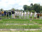 20211231-program-tim-smm-dan-petani-padi-apung-dapat-proper-emas-dari-klkh-ri.jpg