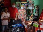 20220225-ketua-dprd-beltim-fezzi-uktolseja-serahkan-bantuan-kursi-roda.jpg