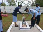 20220408-Menabur-bunga-di-taman-makam-pahlawan.jpg