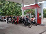 20220418-pengantre-motor-di-spbu.jpg