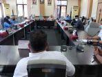 20220418-pertemuan-di-ruang-rapat-dprd.jpg