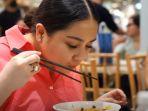 20220419_nagita-slavina-makan-mie-favoritnya-di-singapura.jpg