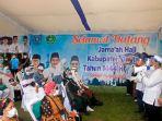 20220807-Bupati-Belitung-Sahani-Saleh-menyambut-kedatangan-jamaah-haji.jpg