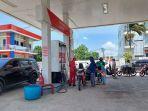 20220824-Warga-Antre-BBM-di-SPBU-Pangkalpinang.jpg