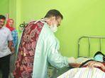 20230301-epala-BKKBN-RI-Hasto-Wardoyo-memasang-alat-KB-implan-di-Puskesmas-Tanjungpandan.jpg