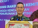 20230308-Menunjukan-piagam-penghargaan.jpg