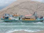 20230313-Perahu-nelayan-lewati-muara-Air-Kantung.jpg