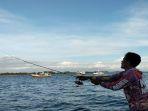 20230404-Nelayan-Pauah-Barat-Pariaman-Risman-36-saat-memancing-di-Perairan-Pariaman.jpg
