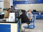 20230406_Warga-mengurus-izin-usaha-di-kantor-DPMPTSP.jpg