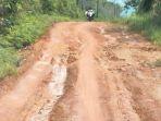 Bertahun-tahun Hanya Mendapat Janji, Jalan Kampung Kerasak Rusak dan Belum Diaspal