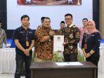 20230622-Ketua-Bawaslu-Belitung-Heikal-Fackar-Terima-Berita-Salinan-DPT-dari-KPU-Belitung.jpg