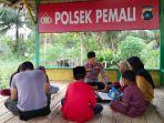 20230712-Kapolsek-Pemali-ipda-Rusdi-Yunial-Mengajar-Anak-anak-Mengaji.jpg