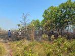 20230909-Petugas-berupaya-memadamkan-api-yang-membakar-lahan-di-belakang-BI-Babel.jpg