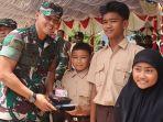 20230922-Dandim-0414Belitung-Bagikan-Makanan-dan-Susu-Gratis-kepada-siswa-SDN-1-Kampit.jpg