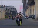 20231003-Pengendara-di-Sumatra-Selatan-memakai-masker-karena-kualitas-udara-yang-buruk.jpg