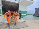20231018-Anggota-SAR-Pangkalpinang-mengevakuasi-penumpang-KMP-Sewindu.jpg