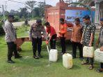 20231029-Aparat-kepolisian-dari-Polsek-Simpang-Rimba-saat-mendistribusikan-air-bersih.jpg