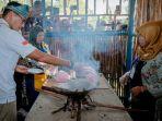 20231102-Menparekraf-Sandiaga-Uno-saat-memasak-makanan-khas-Belitung.jpg