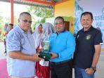 20231118_Wakil-Bupati-Beltim-Khairil-Anwar-menyerahkan-penghargaan.jpg