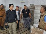 20231204-Ketua-Bawaslu-Babel-EM-Osykar-tinjau-gudang-penyimpanan-logistik-KPU-Belitung.jpg
