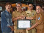 20231209-Perwakilan-Disbudpar-Beltim-terima-sertifikat-WBTb-untuk-tradsi-bebanjor.jpg