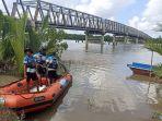 20231218-Tim-SAR-Gabungan-melakukan-upaya-pencarian-Acit-di-sekitar-Jembatan-Baturusa-II.jpg