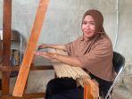 20240205-Linda-perajin-lidi-nipah-dari-Bangka-Tengah-saat-menenun.jpg