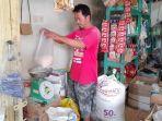 20240222-Zaini-salah-satu-agen-toko-sembako-di-Pasar-Lipat-Kajang-Manggar-Beltim.jpg