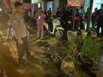 20240223-Satu-unit-motor-milik-warga-hangus-terbakar-di-depan-sebuah-restoran-di-Manggar.jpg