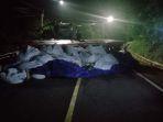 20240321-Sejumlah-karung-timah-terlihat-jatuh-ke-jalan-di-Genting-Apit-Beltim.jpg