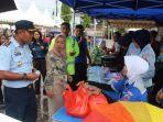20240327-Danlanud-H-AS-Hanandjoeddin-Letkol-Pnb-Dian-Bashari-meninjau-kegiatan-bazar-murah.jpg