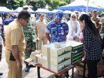 20240402-Peninjauan-bazar-murah-yang-digelar-jajaran-TNI-di-halaman-GOR-Tanjungpandan.jpg