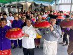 HUT Ke-258 Kota Sungailiat, Pj Bupati Bangka Pimpin Warga Bawa 258 Dulang ke Gedung Sepintu Sedulang