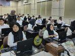 20240506-Para-peserta-mengikuti-tes-tertulis-metode-CAT-untuk-seleksi-PPK-KPU-Kab-Belitung.jpg