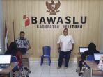 20240512-Ketua-Bawaslu-Belitung-Rezeki-Aris-Munazar-mengecek-pelaksanaan-seleksi-CAT.jpg